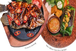 Gurame goreng dan nasi timbel bakar ikan asin jambal