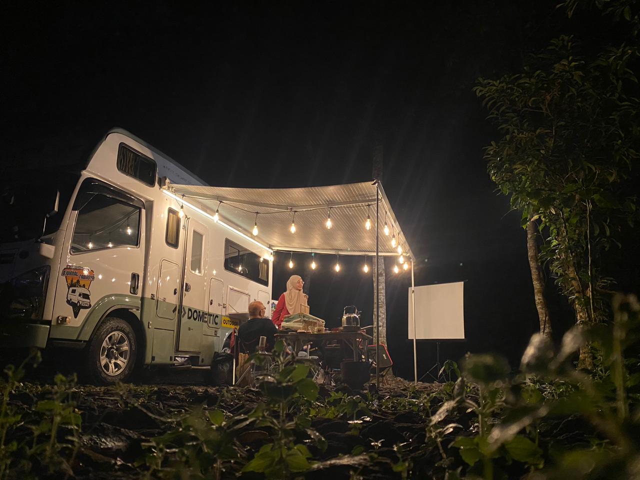 Campervan pada malam hari di Rengganis Campsite
